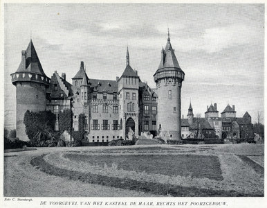 94591 Gezicht op de voorgevel van kasteel De Haar met poortgebouw te Haarzuilens (gemeente Vleuten) uit het ...